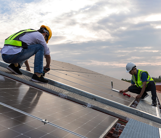 太陽光発電 ー「屋根のプロ」が提案する、クリーンエネルギーの活用。